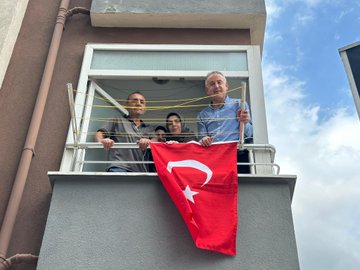 Ümraniye genelinde tam 40 bin şanlı Türk bayrağımızı esnaflarımıza ve hanelerimize ulaştırmaya devam ediyoruz.