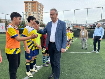Küçük yaşta futbola gönül vermiş futbolcu onlar. Kalplerine kocaman futbol sevgisini sığdırmışlar.