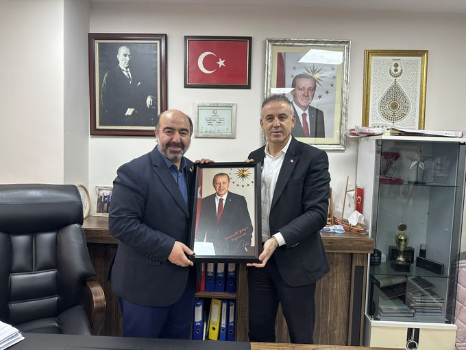 Altınşehir Mahalle Muhtarımız Dursun Ali Yıldız'ı Cumhurbaşkanımızın İmzalı Resmini Teslim Ettik!