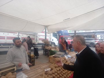 Alışveriş yapan hemşehrilerimizle de selamlaştık.