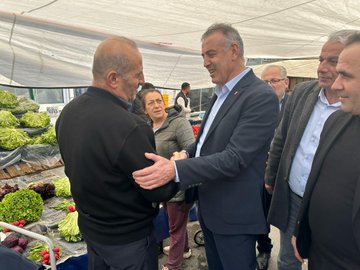 sabahın bereketiyle tezgahını açan pazarcı esnafımızı ziyaret ederek, bereketli bol kazançlar diledik.