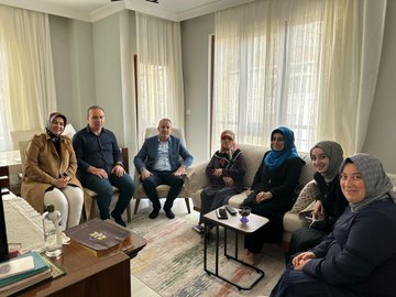 Kahramanlar can verir, yurdu yaşatmak için.