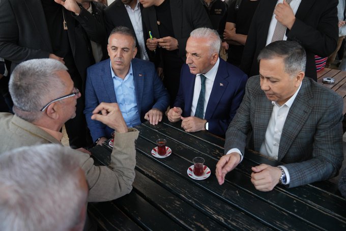 İçişleri Bakanımız Sayın  @AliYerlikaya  ve Belediye Başkanımız  @ismetyildirimtr  ile birlikte📍Medine Camii’nde Cuma namazı sonrası komşularımızla hasbihal ettik.