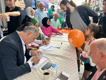 15 Temmuz Şehitler Meydanı'nda bulunan AK Noktamızda komşularımızlayız