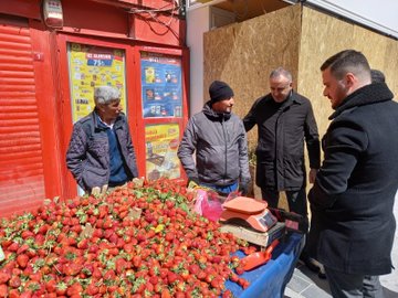 Gençlik Kolları Başkanımız  @samettesmer , İlçe Yönetim Kurulu Üyelerimiz Emin Temiz ve Mehmet Ayvaz ile birlikte cuma namazı sonrası📍Alemdağ Caddemizde esnaflarımızla ve komşularımızla selamlaştık.