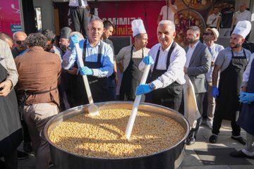 Aşure, paylaştıkça çoğalan bereketi ile birliğimizi pekiştirdiğimizin simgesidir...