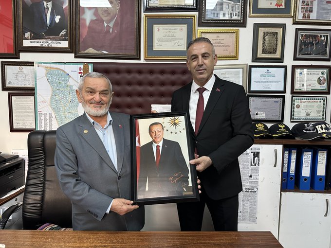 Huzur  Mahalle Muhtarımız  Aziz Tıkır'a Cumhurbaşkanımızın İmzalı Resmini Teslim Ettik!