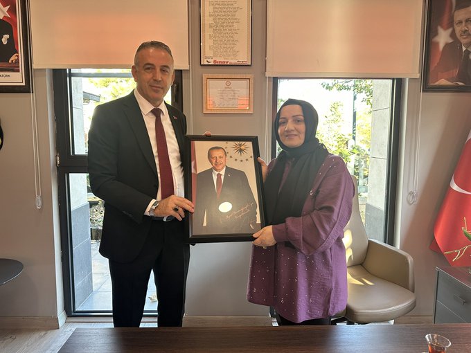 Atatürk  Mahalle Muhtarımız Aysel Osmanağaoğlu'na Cumhurbaşkanımızın İmzalı Resmini Teslim Ettik!