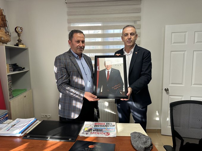 Aşağı Dudullu Mahalle Muhtarımız Cemal Duman’a Cumhurbaşkanımızın İmzalı Resmini Teslim Ettik